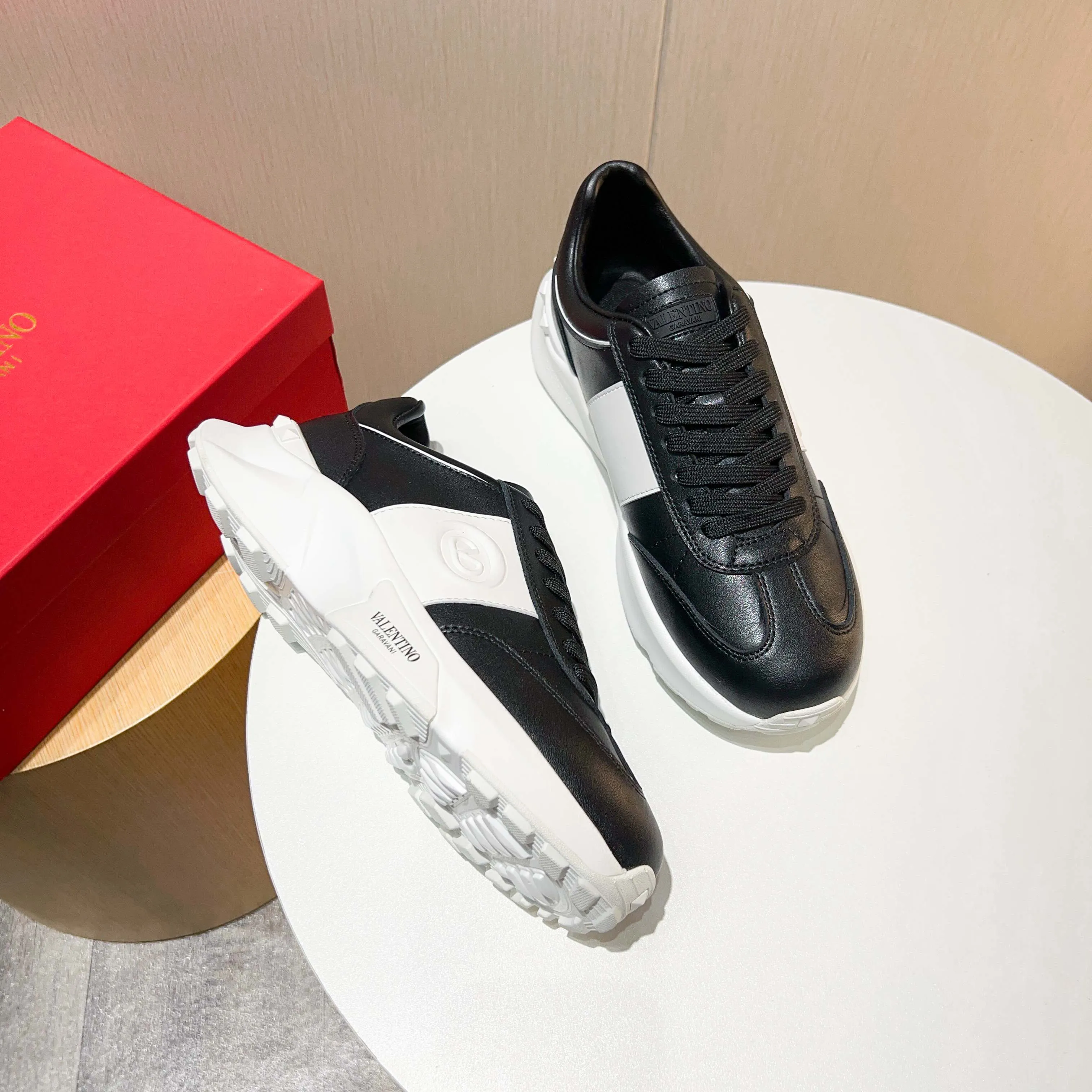 Ex-factory price: 520💰𝙑𝙖𝙡𝙚𝙣𝙩𝙞𝙣𝙤/Valentino𝙑𝙏 The latest official website main model in early autumn Classic continuation💯Making goods all year round🎁Wannian classic series sports and casual shoes💥, a must-have trendy item all year round🏆Many stars and Internet celebrities have performed it🔥 The original version is developed one to one, perfect last shape, VT iconic logo, logo printing on tongue and upper, original full set of packaging, full oil edge on the upper, T men's men's shoes💰u ultra-light combination outsole Comfortable on the feet, not squeezing the feet, fabric/first layer of cowhide. Lining/cow lining💕 Standard size: 38-44 (45 can be ordered)